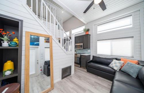 Parker Strip House | Hang Up and Hang Out, River Lodge Bungalow