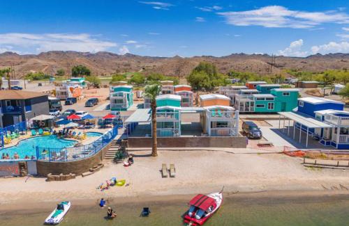 Parker Strip House | Hang Up and Hang Out, River Lodge Bungalow