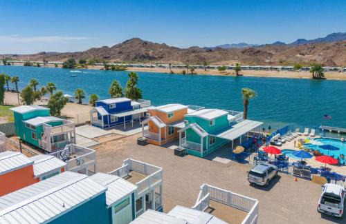 Parker Strip House | Hang Up and Hang Out, River Lodge Bungalow