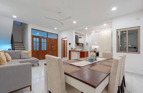 Thalapathpitiya House | Hangar House - Your Cozy Layover!