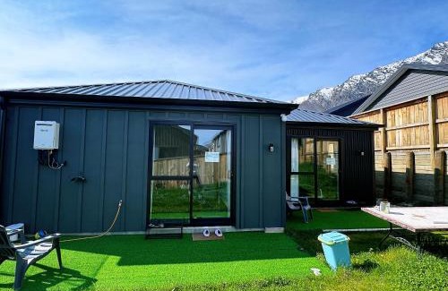 Kawarau Falls House | Hanleys Private Room near Ski Airport