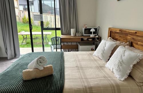 Kawarau Falls House | Hanleys Private Room near Ski Airport