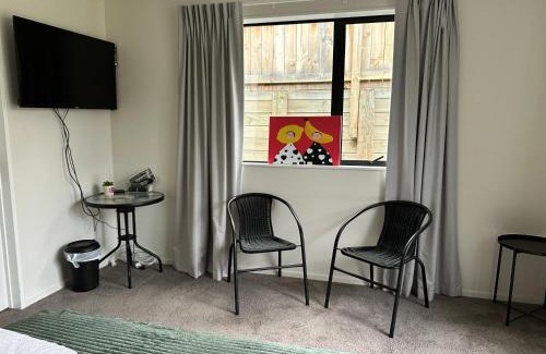 Kawarau Falls House | Hanleys Private Room near Ski Airport