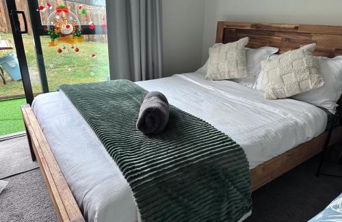 Kawarau Falls House | Hanleys Private Room near Ski Airport