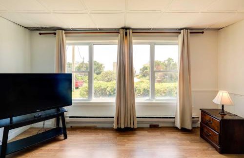 Emerald Isle Apartment | Hannahs Place - Quaint and Cozy Apt by the Beach!