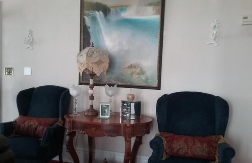 Downtown Niagara Falls Bed & Breakfast | Hanover House Bed and Breakfast