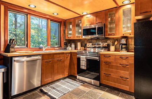 Roseland Ski Chalet | Hansel 'n Gretel: Wood Stove Grill Firepit Dogs OK