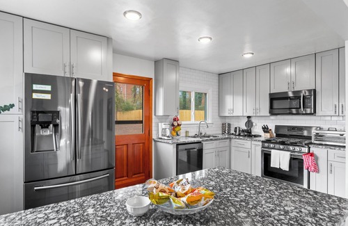 Hapeville House | Hapeville Hideaway - Relaxing yard, airport nearby