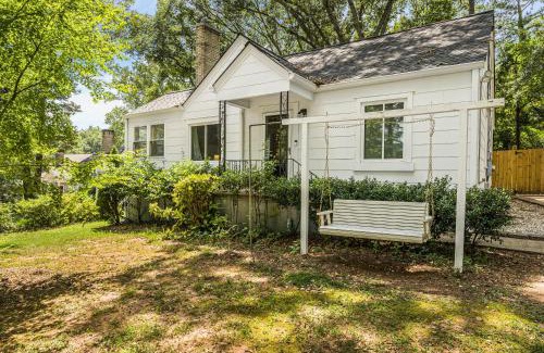 Hapeville House | Hapeville Hideaway - Relaxing yard, airport nearby