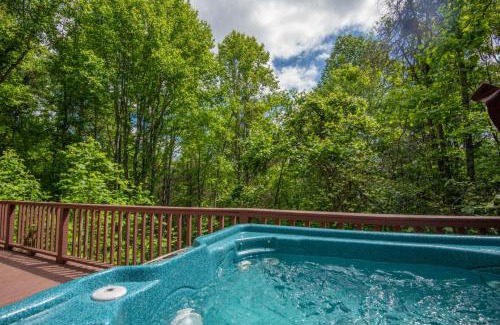 Fleetwood House | HappiNest- Hot Tub, Fire Pit, Mountain Views