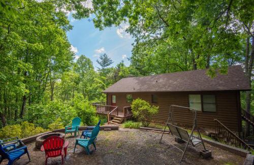 Fleetwood House | HappiNest- Hot Tub, Fire Pit, Mountain Views