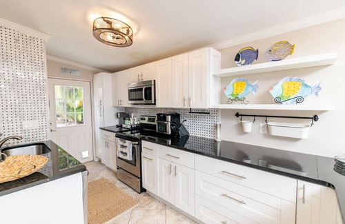 Crystal Beach Cottage | Happy Camper Cottage - Cozy Oasis with Outdoor Hot Tub - No Cleaning Fee