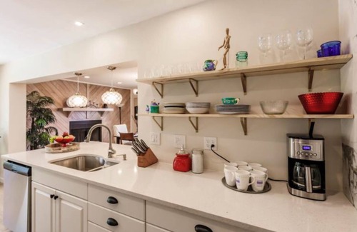 Venice Groves House | HAPPY FUN BLUE HOUSE for 8 people kids, pets friendly, 3 miles from the beach🏖️