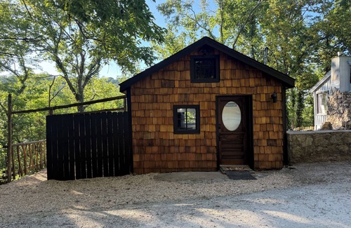 Eureka Springs Historic District Cabin | Happy Hideaway in our charming cabin in historic Eureka Springs with jacuzzi tub