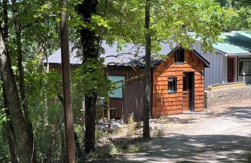 Eureka Springs Historic District Cabin | Happy Hideaway in our charming cabin in historic Eureka Springs with jacuzzi tub