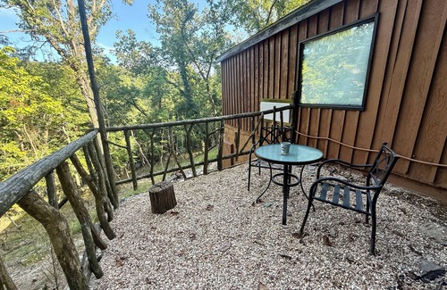 Eureka Springs Historic District Cabin | Happy Hideaway in our charming cabin in historic Eureka Springs with jacuzzi tub