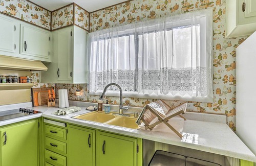 McKinleyville House | 'Happy Hippie Chicks' Retreat w/Farm Animals