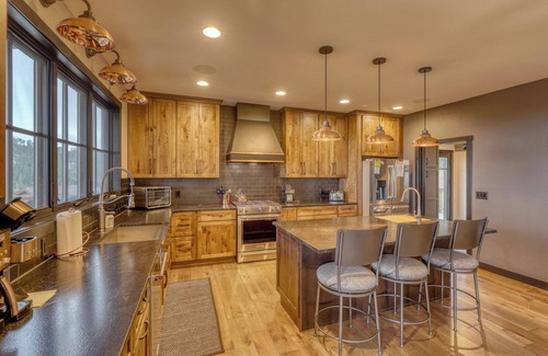 Deadwood House | Happy Hour Hideaway - Magnificent Mountain Views!