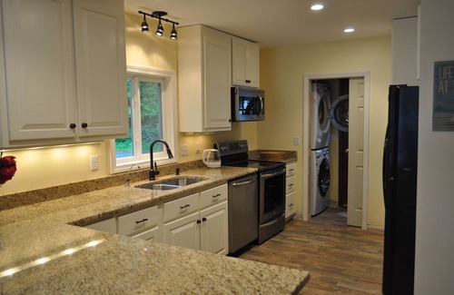 Mount Sunapee House | Happy Place On Lake Sunapee - 10 minutes from the ski resort