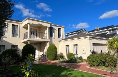 Taylors Lakes House | Happy Post - New