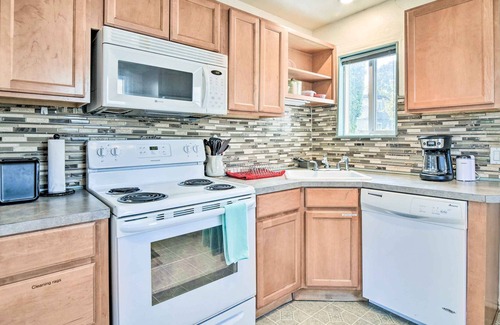 Gladstone House | 'Happy Rock Home' - Walk to Clackamas River!