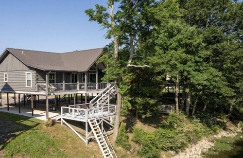 Glenwood Cabin | Happy Times on the Caddo Rivers Edge…. Hot tub !!