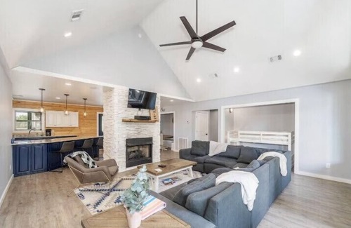 Glenwood House | Happy Times on the Caddo Rivers Edge…. Hot tub !!