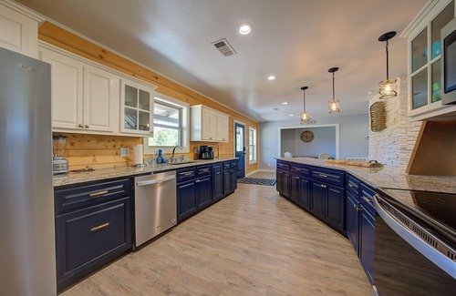 Glenwood House | Happy Times on the Caddo: Sleeps 8 + Hot Tub!