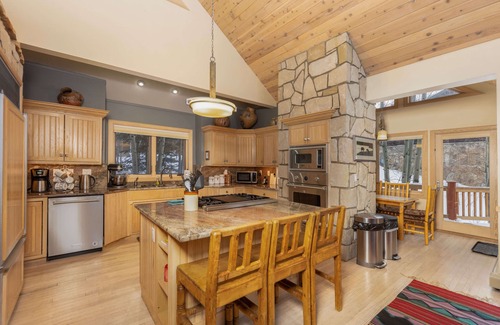 Warrior's Mark West House | Happy Trails Lodge Home: Large, Stylish, Hot Tub