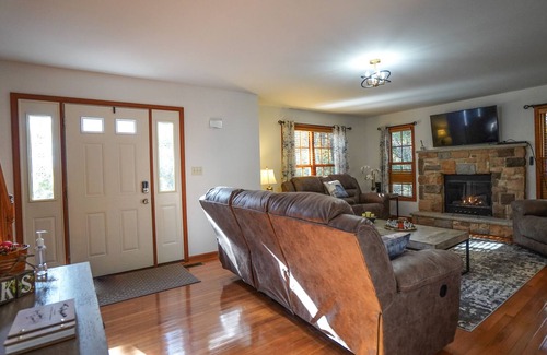 Tunkhannock Township House | Happy Trails w/ 5 Lakes -Beautiful 4BD in Poconos