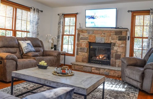 Tunkhannock Township House | Happy Trails w/ 5 Lakes -Beautiful 4BD in Poconos