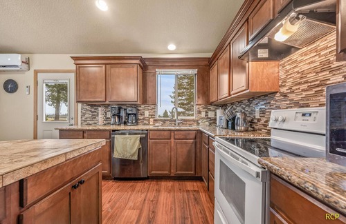 Southgate House | Happy Valley Home B + Hot Tub+ Game Room!