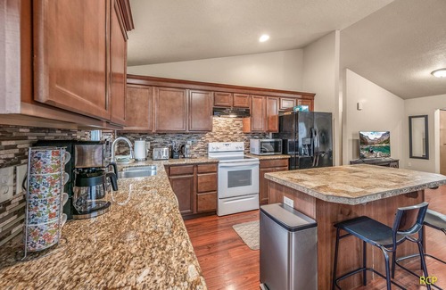 Southgate House | Happy Valley Home B + Hot Tub+ Game Room!