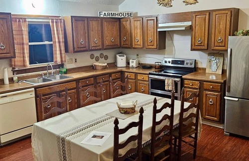 Tallassee House | Happy Valley Mountain Getaway!