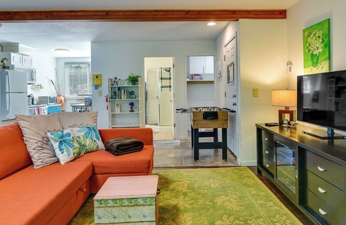 Sunnyside Apartment | Happy Valley Rental: Private Deck & Charcoal Grill