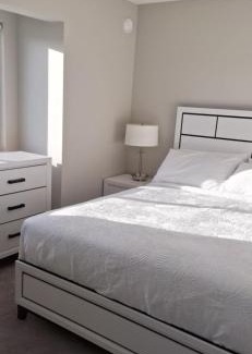 Langford Apartment | Happy Zone Suite with AC - Sleeps 4, Free Treats !