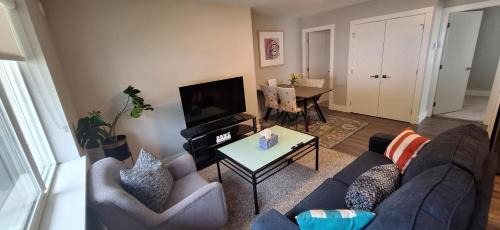 Langford Apartment | Happy Zone Suite with AC - Sleeps 4, Free Treats !