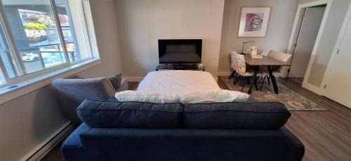 Langford Apartment | Happy Zone Suite with AC - Sleeps 4, Free Treats !
