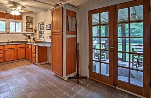 Harbert Cottage | Harbert Cottage w/Fire Pit: Half Mile to Beach!