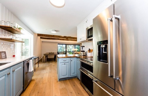 Harbert House | HARBERT PRIVATE LAKEFRONT HOME WITH PRIVATE HOT TUB!