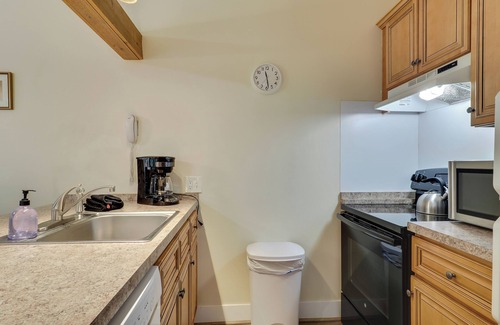 Harbor Springs Condo | Harbor Cove #08, Near Skiing, Golf & Downtown
