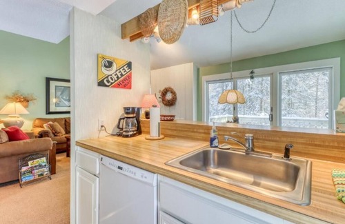 Harbor Springs Condo | Harbor Cove condo w/fireplace and Lake Michigan Beach!