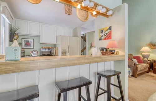 Harbor Springs Condo | Harbor Cove condo w/fireplace and Lake Michigan Beach!
