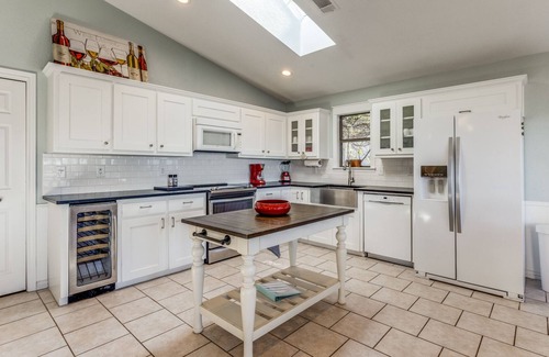 Gun Barrel City House | Harbor House on Cedar Creek Lake w Boat Dock & Hot Tub