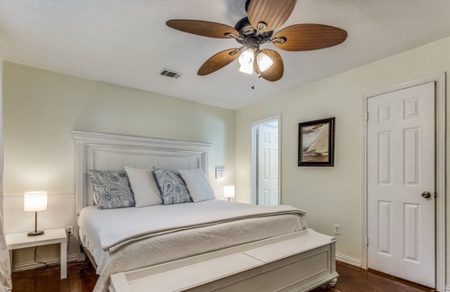 Gun Barrel City House | Harbor House on Cedar Creek Lake w Boat Dock & Hot Tub