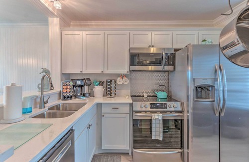 Oceanmarsh Subdivision Condo | Harbor Island Beach Retreat - Steps to Ocean!