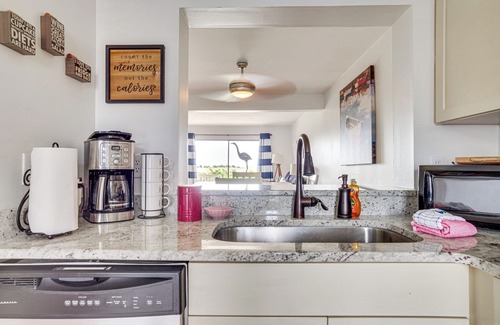 Oceanmarsh Subdivision Condo | Harbor Island Condo w/Pool Access: Walk to Beach!