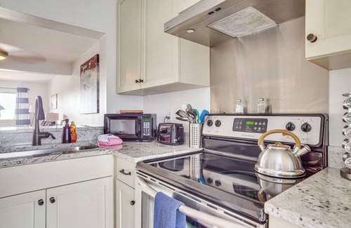 Oceanmarsh Subdivision Condo | Harbor Island Condo w/Pool Access: Walk to Beach!