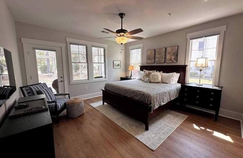 St. James House | Harbor Moon - 3 miles to Oak Island!