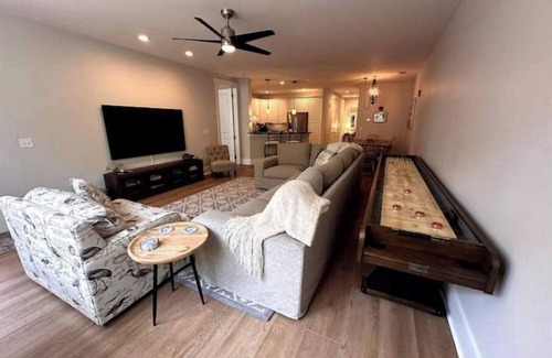 St. James House | Harbor Moon - 3 miles to Oak Island!